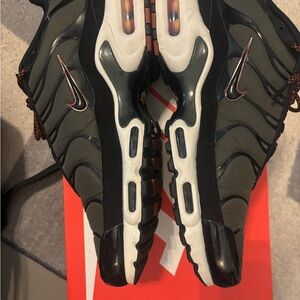 Nike Men's Black and Gray Sneakers